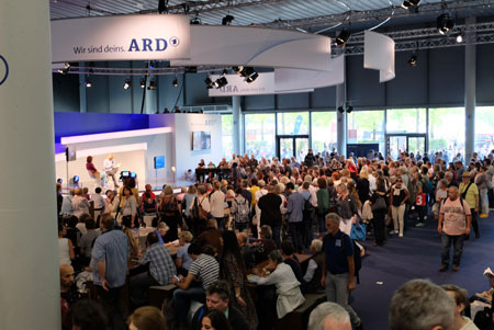 ARD-Bühne im Forum. © Foto: Diether von Goddenthow