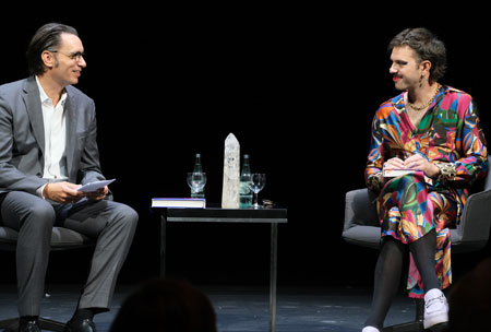 Christoph Schroeder im Talk mit Kim de l’Horizon- © Foto: Diether von Goddenthow