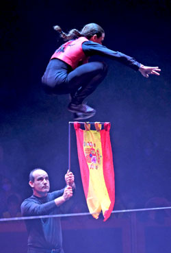 Sonderpreis der Gesellschaft der Circusfreunde e.V. für Drahtseilakrobat Gerardo Segura Macis (15) Hier überspringt er auf dem Drahtseil die spanische Flagge © Foto: Diether von Goddenthow