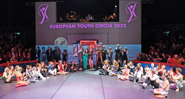Die  Artistinnen und Artisten des European Youth Circus - Artistik-Festival Wiesbaden 2022  © Foto: Diether von Goddenthow