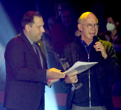 Stefan Nolte, Präsident der Gesellschaft für Cirusfreunde e.V.   übergibt Jörg Uwe Funk den Preis.  © Foto: Diether von Goddenthow