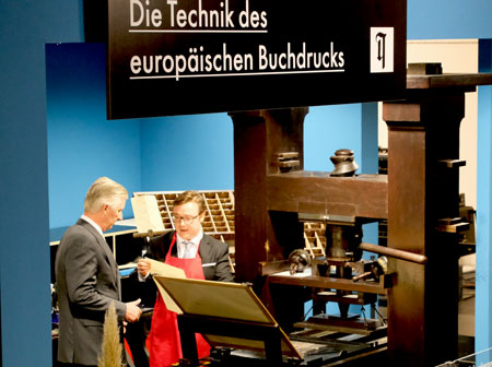 Mathias Neumann überreicht Koenig-Philippe seinen selbstgedruckten-Musterdruck © Foto: Diether von Goddenthow