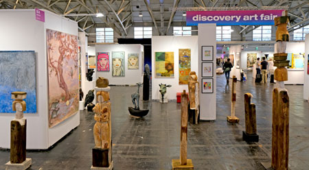 Impression der discovery art fair - noch bis zum 6. November 2022, Holzskulpturen auf und vor dem Stand GD4 von art42. © Foto: Diether von Goddenthow 