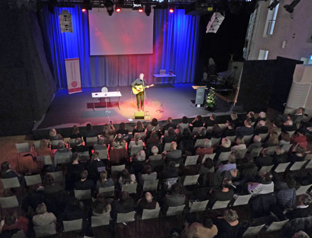 Dirk von Lowtzow bedankt sich  mit Songs beim Wiesbadener Publikum im Kulturforum. © Foto: Diether von Goddenthow 