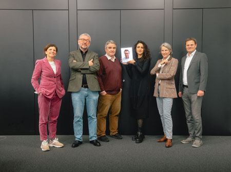Jury des Deutschen Sachbuchpreises 2023 v.l.n.r.: Jeanne Rubner, Michael Lemling, Stefan Koldehoff, Adam Soboczynski (auf dem Tablet), Mirjam Zadoff, Julika Griem, Markus Rex.