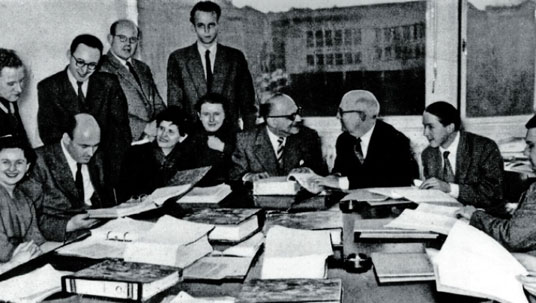 Direktorenrunde des Instituts für Sozialforschung mit Max Horkheimer und Theodor W.Adorno in der Mitte. Foto undatiert. © Stadt-und Universitätsbibliothek/May Horkheimer-Archiv. Frankfurt