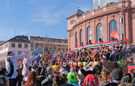 Impression Mainzer Rosenmontagszug - Tribüne vor dem Landestheater Mainz © Foto Diether von Goddenthow