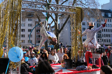 Akrobatik auf den Wagen des Zirkus  Salto Mortale.© Foto Diether von Goddenthow