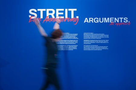 Ausstellungsansicht „STREIT. Eine Annäherung“ © Museumsstiftung für Post und Telekommunikation, Foto: Kay Herschelmann