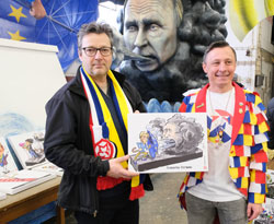 der bekannte Künstler Michael Apitz mit Thomas Dietsch präsentieren die Drucke, die man mit einer Spende erwerben kann. © Foto Diether von Goddenthow