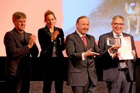 Marcus Mittermeier, Bernadette Heerwagen, Alecander Held  und Oberbürgermeister Gert-Uwe Mende, der den Preis überreichte.© Foto Diether von Goddenthow