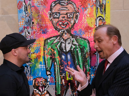 München-Mord-Kommissar Alexander Held im Gespräch mit Marc Jung vor dem Held-Porträt namens "München Mord". © Foto Diether von Goddenthow 