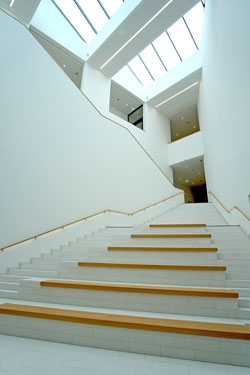 LEIZA-Impression - die weiteläufige Treppe verfügt mittig über Sitzbänke, so dass hier Veranstaltungen vielfältiger Art möglich sind. © Foto Diether von Goddenthow