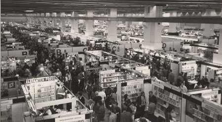 35. Buchmesse - Impression 1983,  die große Zeit der größtenteils noch konzernunabhängigen Publikumsverlage,  die in Halle 5 und 6 ihre Titel präsentierten. "Es war die 35. Buchmesse in Frankfurt (seit deren provisorischer Premiere im Jahre 1949). Es war mit annähernd 300 000 Titeln wieder einmal die größte, aber es war auch die erste "in diesem unserem Land", und man merkte es ihr an. Die Frankfurter Buchmesse ist ja nicht zuerst Bücherschau, Verlegertreff, Lizenzenmarkt (und schon längst nicht mehr Bestell-, kaum noch Nachbestell-Messe) – sie ist Gesellschafts-Seismograph, politisches Stimmungsbarometer. Sie sagt deutlicher als Wahlen oder Demonstrationen, Warnstreiks und Kundgebungen, was Sache ist in westdeutschen Geistern, Gustos und Gemütern. Und dieser Buchherbst 1983 zeigte – entwaffnet und entwaffnend – ein großes Harmoniebedüifnis, das von links bis in die konservative Ecke reicht." (Dieter Hildebrandt, Kabarettist, Die Zeit 21. Oktober 1983)
