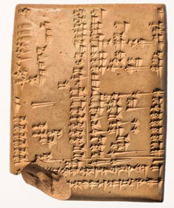 Eine auf den ersten Blick unscheinbare runde 4000 Jahre alte Keilschrifttafel erwies sich als Sensation. Denn auf ihr war bereits der Satz des Pythagoras, der zum Wissen der  Menschheit gehört, festgehalten. © Liebieghaus Skulpturensammlung