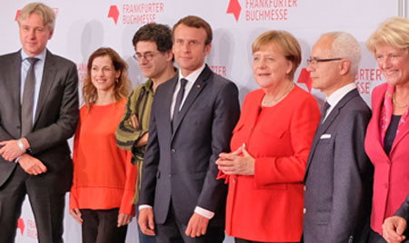 Mitte: Angela Merkel und Emmanuel Macron © Foto Diether von Goddenthow