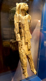 Der Löwenmensch (Replikat), der im Museum Ulm steht, ist die größte und geheimnisvollste der Eiszeit-Skulpturen. © Foto Diether von Goddenthow