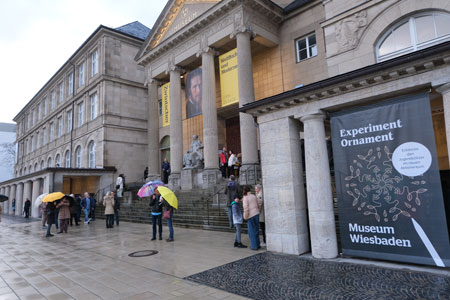 Das  Landesmuseum Wiesbaden war für viele Ausgangs- oder Abschluss-Ort ihres Rundgangs. © Foto Diether von Goddenthow