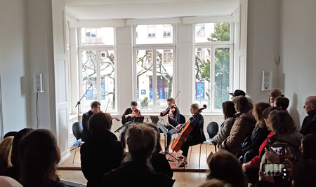 Zur heiteren Einstimmung im Nassauischen Kunstverein sorgte die Performance „Strings” von Annika Kahrs Quartett. © Foto Diether von Goddenthow