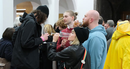 Intensiver Austausch beim anschließenden FilmEmpfang mit den osteuropäischen Gästen im Museum Wiesbaden. © Foto Diether von Goddenthow
