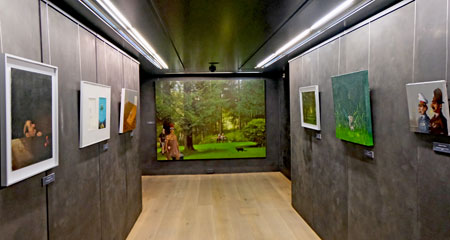 Ausstellungs-Impresseion. Im Hintergrund der Öl-Cartoon "Waldlichtung" © Foto Diether von Goddenthow