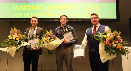 Den  Innovationspreis 2023 der BioRegionen Deutschlands gewannen Prof. Dr. Frederik Wurm, von LigniLabs, Dr. Daniel Keppeler,  von OptoGenTech  und  Patrick Bongartz, von BioThrust Aachen. © Foto Diether von Goddenthow