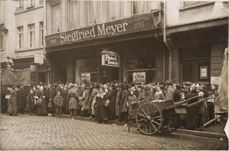 Schlangestehen um Lebensmittel im Frühjahr 1919 in Frankfurt, Fotografie von Leonhard Kleemann, Historisches Museum Frankfurt.