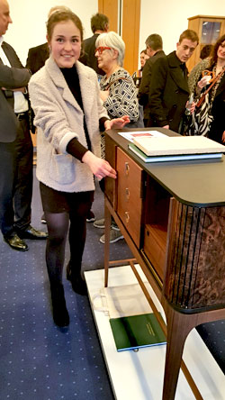 Johanna Thielges, einzige Schreinermeisterin unter den 20 Absolventen der Meisterprüfung überzeugte mit ihrem beinahe filigranen Sideboard "Hibou" (dtsch: Eule), ein sogenanntes Stollenmöbel. © Foto Diether von Goddenthow