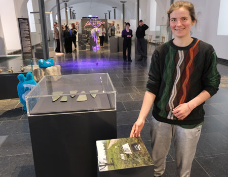 Kunststudentin Yvonne Delfendahl war von den 4000 bis 6000 Jahre alten Faustkeilen aus Mainz-Gonsenheim so affiziert, dass sie sich hiervon zu ihrem Projekt mit Open-Air-Vitrine anregen ließ. © Foto Diether von Goddenthow
