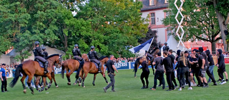 Reiterstaffel der hessischen Polizei aus Mühlheim, Dritte Abteilung, Einsatzeinheit 32, zeigt einen typischen Reitereinsatz-Fall im Fan-Milieu nach einem Fußball-Spiel. © Foto Diether von Goddenthow