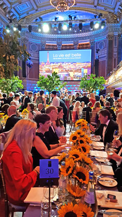 Die Gala-Gäste sitzen an wunderbar gedeckten Tischen von wo aus sie während ihres Dinners dem Showprogramm folgen können. © Foto Diether von Goddenthow