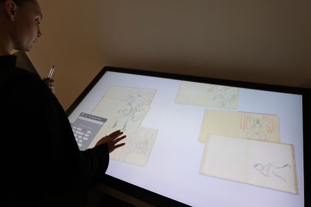 Die Media-Station im 2. Obergeschoss ermöglicht den digitalen Zugriff auf 11 000 Skizzen von Ernst Ludwig  Kirchner. © Foto Diether von Goddenthow