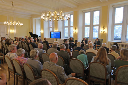 die Veranstaltung fand im Ratssaal des Wiesbadener Rathauses. statt. © Foto Diether von Goddenthow