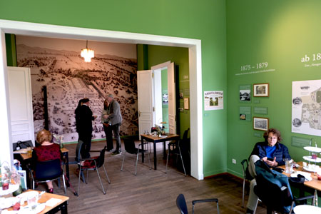 Impression des grünen  Hauptsaals in der Villa Leonhardi © Foto Diether von Goddenthow