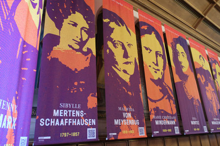 Nacht der Museen - 48 Revolutionärinnen im Kaisersaal des Frankfurter Römers.  © Foto Diether von Goddenthow