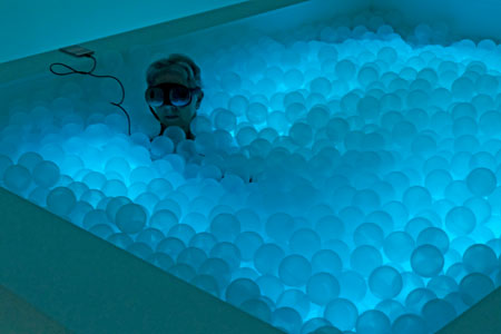 Im "Bällebad" mit VR-Brille die künstliche Welt neu entdeckten.  © Foto Diether von Goddenthow