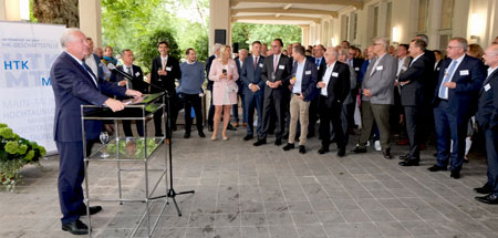 IHK-Präsident Ulrich Caspar begrüßte die zahlreichen Gäste aus Wirtschaft, Politik und Gesellschaft zum  traditionellen Sommerempfang in der Orangerie Bad Homburg. © Foto Diether von Goddenthow