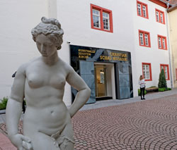 Vorhof zum Eingang Kunsthalle Jesuitenkirche und Christian Schad Museum Aschaffenburg (c) Foto Diether von Goddenthow