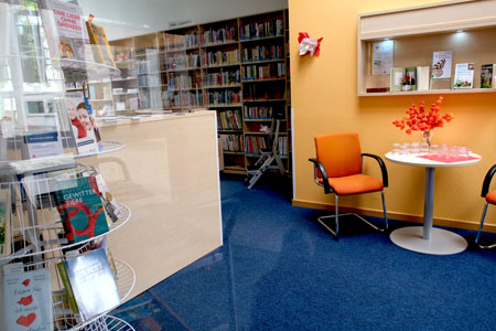 Blick in die Patientenbibliothek an der Mainzer Uniklinik, Haus 206.© Foto Diether von Goddenthow