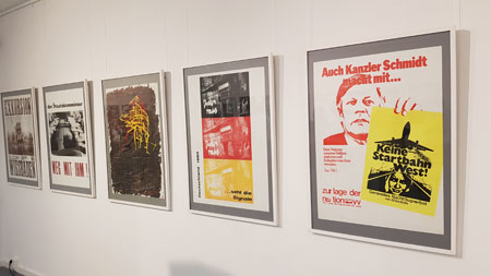 Impression der Ausstellung in der Kunstarche Wiesbaden Hubert Müller ... bis hier hin! Plakate, Grafik 1977-1993 und Malerei 2021-23.  © Foto Diether von Goddenthow