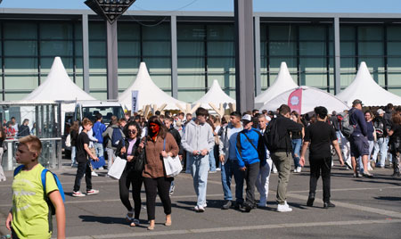 Impression von der Berufsinformationsmesse (BIM) auf dem Jockel-Fuchs-Platz vor der Rheingoldhalle, wo die Aktionsbereiche aufgebaut sind. © Foto Diether von Goddenthow