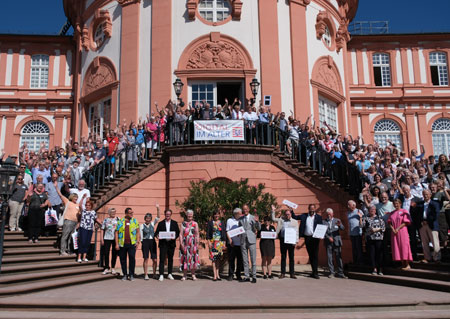 Die Teilnehmer und Teilnehmerinnen und Preisträger des 2. Di@-Lotsen-Tages" der hessischen Landesregierung, hier auf der Freitreppe des Schloss Biebrich.  © Foto Diether von Goddenthow