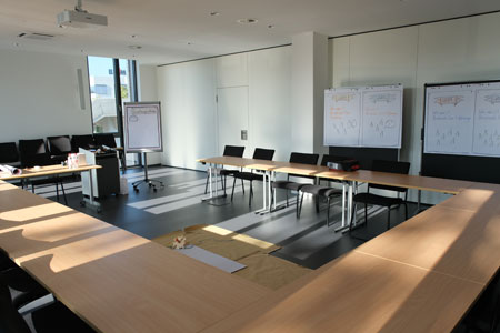 Beispiel eines Seminarraums im neuen Stiftungshaus der Johannes Gutenberg-Universität Mainz © Foto Diether von Goddenthow
