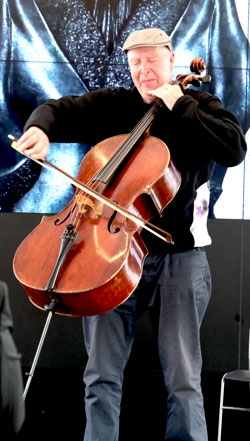 Cellist Frank Wolff umrahmte musikalisch phantasievoll die Verabschiedungsfeier des Meisters der Komischen Kunst. © Foto Diether von Goddenthow