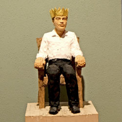 Das Museum Wiesbaden will Stephan Balkenhols-Figurensäule König-auf Stuhl ankaufen.  © Foto: Diether von Goddenthow