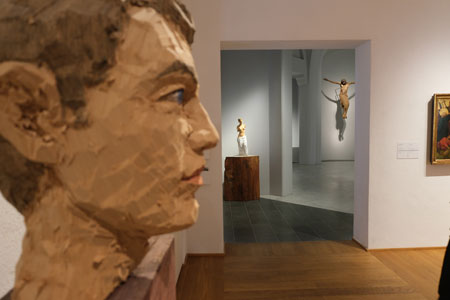 Impression der Ausstellung mit Detailansicht Löwenmann. © Foto: Diether von Goddenthow 