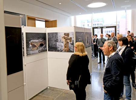 Ausstellungs-Impression Flut 2021 - Stille Zeugen im Landtag Rheinland-Pfalz. © Foto: Diether von Goddenthow