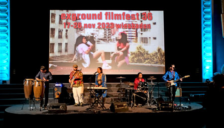 Zum Ausklang des Wiesbadener exground filmfest 36 am 26.11.2023 spielte  die chilenische Band „Badecima“ im Kinosaal der Caligari Filmbühne. © Foto: Diether von Goddenthow