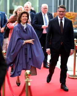 Ministerpräsident Rhein und Königin Silvia von Schweden auf dem Weg zum Festakt. © Hessische Staatskanzlei/Tim Wegner