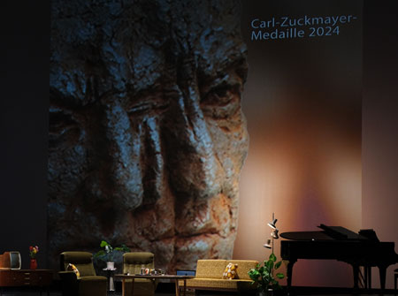 Bühnenszene zur Verleihung der Carl Zuckmayer Medaille im Großen Haus des Staatstheaters Mainz. © Foto: Diether von Goddenthow